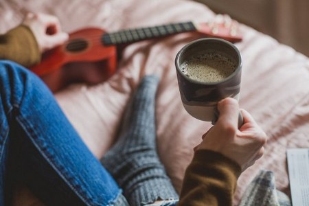 holding-coffee-in-bed_700x467_600x400_450x300